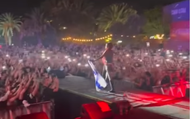 La rappeuse Azealia Banks en concert, à Tel Aviv, le 9 octobre 2025. (Crédit : Capture d'écran/YouTube)